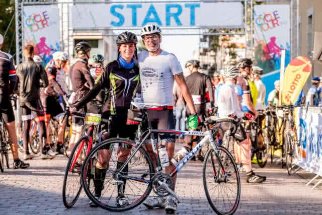 Mann und Frau mit Rennrädern vor dem Start